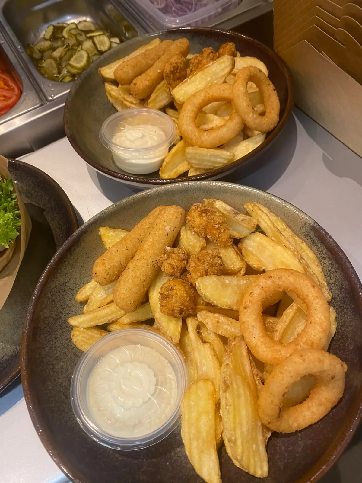 Snackkurv med mozzarella sticks, kyllingepopcorn, løgringe, pommes og dip
